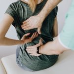 Durerile de spate pot apărea oricând, chiar și în cele mai banale activități de zi cu zi. Nu e nevoie să ridici greutăți mari sau să faci sport intens ca să simți un disconfort. De multe ori, problemele încep de la posturi incorecte, statul prea mult pe scaun sau mișcări greșite repetate. Ce e și mai frustrant este că aceste dureri pot deveni cronice, afectându-ți nu doar starea de bine, ci și calitatea vieții. Din fericire, prevenția este cea mai bună armă. Cu câteva obiceiuri simple, dar constante, poți reduce semnificativ riscul apariției durerilor de spate. De la modul în care te așezi pe scaun, până la felul în care te ridici din pat sau cari sacoșele – toate influențează sănătatea coloanei vertebrale. În acest articol, îți voi arăta cum să previi durerile de spate în activitățile zilnice. Vom vorbi despre poziția corectă a corpului, pauze active, exerciții ușoare, dar și despre greșelile pe care mulți le fac fără să-și dea seama. Totul, explicat clar și practic. Postura corectă – fundația unui spate sănătos O postură greșită este unul dintre principalii vinovați pentru durerile de spate. Fie că stai la birou sau mergi pe stradă, felul în care îți ții corpul contează enorm. Cum arată o postură corectă: Capul drept, bărbia paralelă cu solul Umerii relaxați, dar nu căzuți în față Spatele drept, nu arcuit Abdomenul ușor încordat Genunchii ușor flexați, nu rigizi Greutatea distribuită uniform pe ambele picioare Pont: Dacă stai mult jos, investește într-un scaun ergonomic. Un suport lombar corect susține curbura naturală a coloanei. Greșeli frecvente: Stai cocoșat la birou Îți ții telefonul cu capul aplecat Te apleci brusc fără să îndoi genunchii Porți ghiozdane grele pe un singur umăr Toate aceste obiceiuri cresc tensiunea în zona lombară și pot duce la inflamații sau chiar hernie de disc. Mișcarea – cel mai bun medicament pentru coloana vertebrală Sedentarismul este un inamic tăcut al spatelui. Dacă ai un job care presupune mult stat pe scaun, corpul tău are nevoie de mișcare conștientă și regulată. Sfaturi simple pentru a rămâne activ: Ridică-te la fiecare 30-60 de minute și fă 1-2 minute de stretching Mergi pe jos măcar 20 de minute pe zi Urcă scările în loc să iei liftul Fă exerciții de mobilitate pentru zona lombară și cervicală Exerciții utile: Podul (bridge), întinderi în stil "pisica-vaca", rotații de trunchi, extensii ușoare ale spatelui. Chiar și câteva minute de mișcare zilnică pot preveni rigidizarea articulațiilor și acumularea tensiunii musculare. Ce activități zilnice să faci cu grijă: Activitate Cum o faci corect Ridicat de obiecte Îndoaie genunchii, nu spatele Cărat sacoșe grele Împarte greutatea în ambele mâini Munca la laptop Ecranul la nivelul ochilor, spate drept Spălatul vaselor Ușor aplecat cu un picior ridicat pe suport Odihna și somnul – esențiale pentru recuperare Mulți ignoră calitatea somnului când vine vorba de sănătatea spatelui. Dar poziția în care dormi, salteaua sau perna – toate pot influența starea coloanei tale. Recomandări pentru somn: Alege o saltea fermă, dar confortabilă Dormi pe o parte, cu o pernă între genunchi Dacă dormi pe spate, pune o pernă sub genunchi Evită să dormi pe burtă – forțează gâtul și zona lombară Pernă ortopedică: poate susține gâtul corect și preveni durerile cervicale. Un somn de calitate ajută mușchii să se refacă și reduce inflamația. Tehnici simple de prevenție în activitățile zilnice Pe lângă postură, mișcare și somn, mai sunt câteva aspecte esențiale de luat în calcul. La birou: Ajustează înălțimea scaunului astfel încât genunchii să fie la 90° Ține ecranul la nivelul ochilor Folosește un suport pentru picioare, dacă e nevoie Nu ține telefonul între umăr și ureche – folosește handsfree În gospodărie: Evită aplecările dese și bruște Folosește mopuri cu coadă lungă pentru a nu forța spatele Când aspiri, ține spatele drept și mișcă-te din picioare, nu din trunchi Când conduci: Reglează scaunul astfel încât să ajungi ușor la pedale Stai cu spatele lipit de spătar Ia pauze la drum lung, întinde-te și fă câțiva pași Când trebuie să ceri ajutor medical? Dacă durerea de spate persistă mai mult de câteva zile, devine ascuțită sau coboară pe picior, e momentul să mergi la un specialist. E posibil să fie vorba despre o problemă mai serioasă, cum ar fi o hernie de disc sau un nerv comprimat. Nu ignora simptomele precum: Amorțeală în picioare Pierderea controlului vezicii urinare Durere puternică, mai ales pe o singură parte Slăbiciune musculară Important: Cu cât tratezi mai devreme o afecțiune, cu atât cresc șansele de recuperare completă. Concluzie: spatele tău are nevoie de grijă zilnică Durerile de spate nu trebuie să devină o normalitate. Cu atenție la poziție, cu mișcare constantă și pauze bine gestionate, poți preveni apariția lor. Nu ai nevoie de echipamente scumpe sau de antrenamente intense. Doar de câteva obiceiuri sănătoase, repetate zilnic. Amintește-ți: prevenția e mai simplă și mai ieftină decât tratamentul. Ascultă-ți corpul și oferă-i suportul de care are nevoie, în fiecare zi.