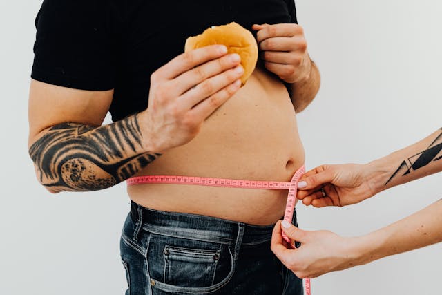 Secretele grăsimii abdominale: De ce e atât de greu să scapi de ea?